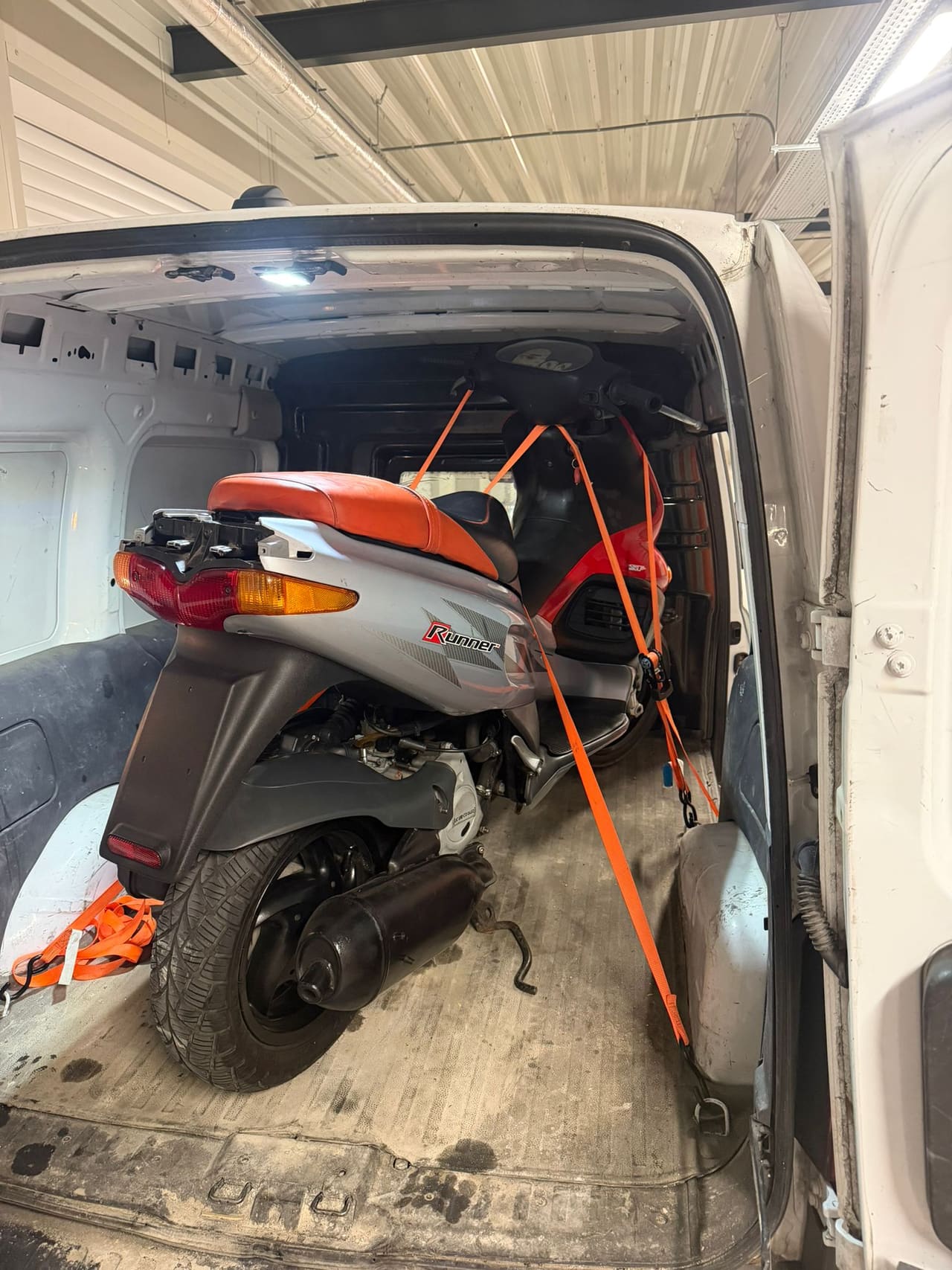 Scooter vastgezet in de bus voor de ophaalservice