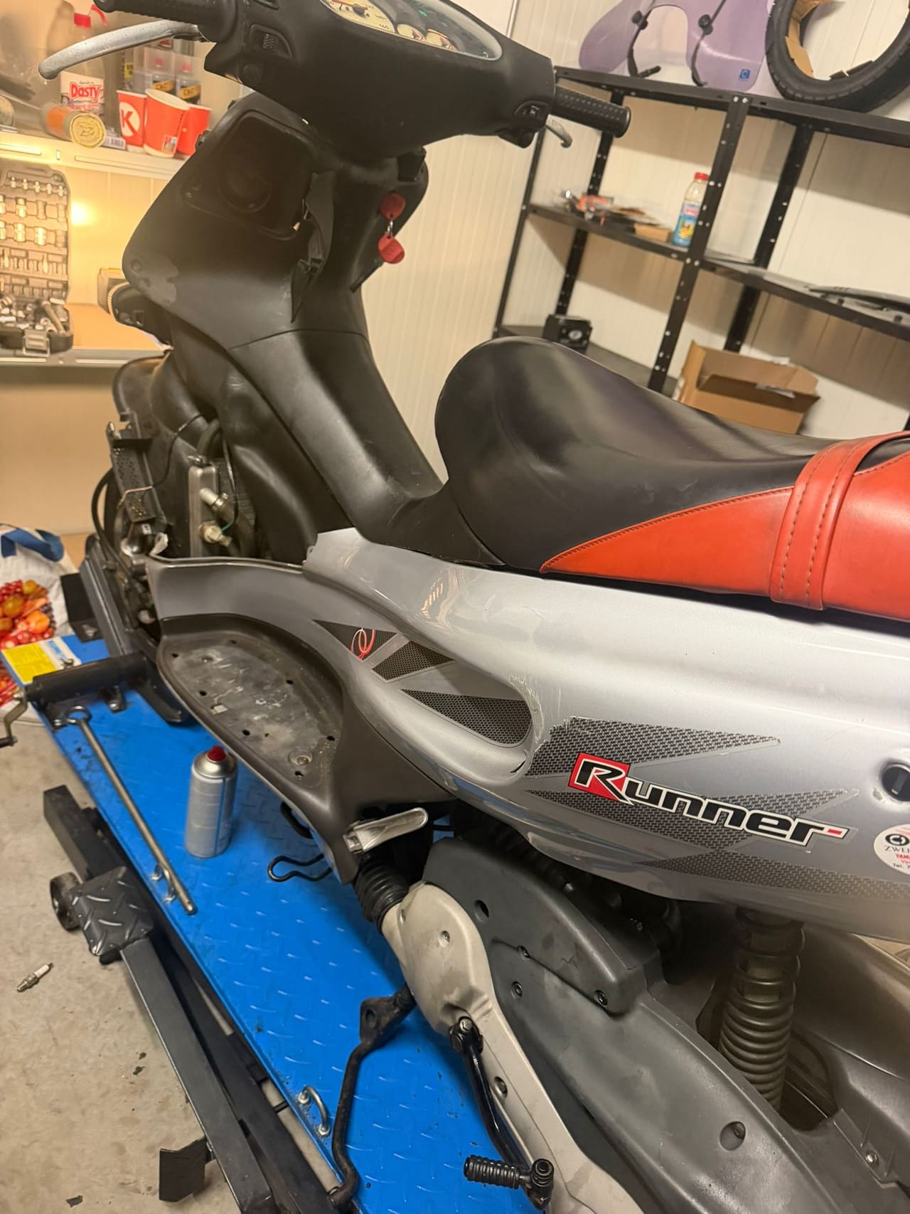 Scooter op de werkbrug tijdens reparatie